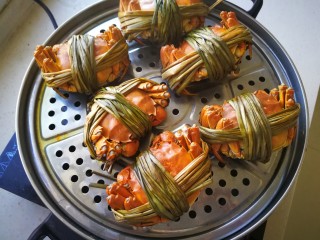 4、#咸味#蟹黄面,开锅后蒸八分钟。