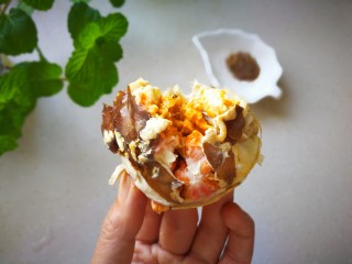 5、#咸味#蟹黄面,去腿，去壳，去鳃，从中间对半掰开。蟹很肥，蟹黄很多。