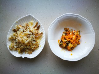 6、#咸味#蟹黄面,那蟹黄和蟹肉剔出来。