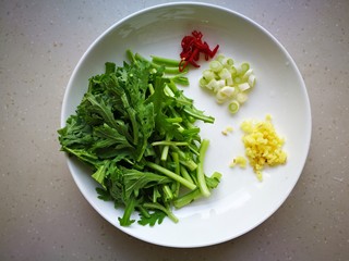 7、#咸味#蟹黄面,准备茼蒿，葱姜和红椒。