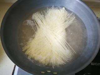 8、#咸味#蟹黄面,锅中放入适量的清水，放少许盐，水烧开后下入面条煮熟。捞出来控水，拌入少许油防黏。茼蒿放入煮面条的水中焯烫一下。