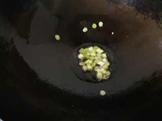 9、#咸味#蟹黄面,锅中放入一大勺橄榄油，先放入葱爆锅。