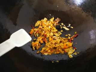 11、#咸味#蟹黄面,小火慢炒，炒至出现红油，放入少许盐。