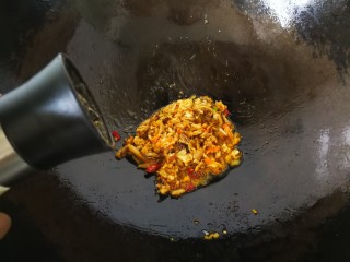 12、#咸味#蟹黄面,撒入少许黑胡椒碎。