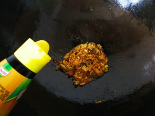 13、#咸味#蟹黄面,放少许生抽。