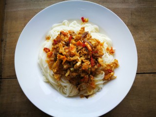 14、#咸味#蟹黄面,将面捞入碗底，淋入老抽和生抽，上面再摆放炒好的蟹黄蟹肉。