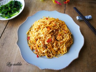 15、#咸味#蟹黄面,拌一拌开吃吧。