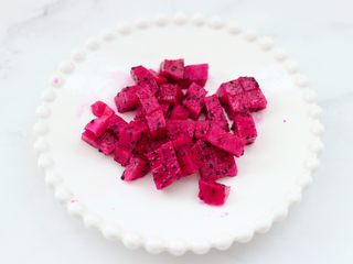 2、火龙果蔓越莓麦片酸奶昔,火龙果去皮后，用刀切成小丁。