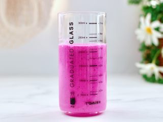 8、火龙果蔓越莓麦片酸奶昔,杯子里先倒入四分之三。