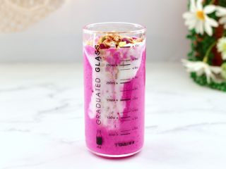 10、火龙果蔓越莓麦片酸奶昔,这个时候上面撒上混合水果麦片。