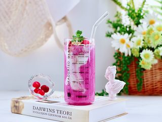 14、火龙果蔓越莓麦片酸奶昔,我家宝宝超级喜欢，一次一杯不够喝。