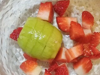 7、水果汤圆,切成小块，和草莓放在一起