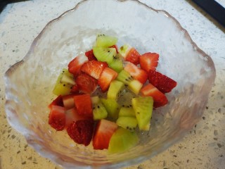 8、水果汤圆,小块的草莓和猕猴桃先约会。