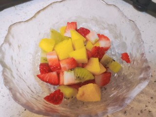 11、水果汤圆,加入草莓和猕猴桃的约会。