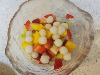 12、水果汤圆,放入煮好的小汤圆。