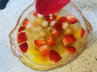 14、水果汤圆,在加入一点蜂蜜。