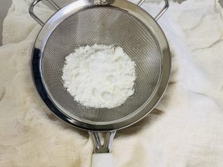 8、桂花糕,将拌好的粉过筛