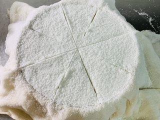 13、桂花糕,我切了一个米字 大小拿着吃刚刚好