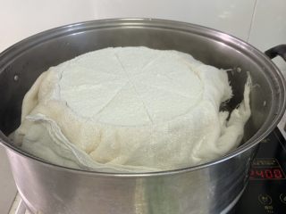 14、桂花糕,蒸锅烧水 水开后 放入糕 大火蒸20分钟