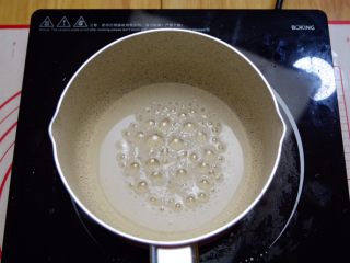 3、焦糖玛奇朵,熬煮焦糖酱。将细砂糖和水小火加热，中途不要搅拌，防止反砂。