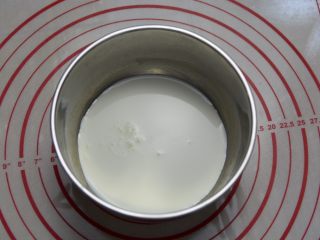 10、焦糖玛奇朵,将细砂糖和倒入淡奶油，可以加入少量海盐。