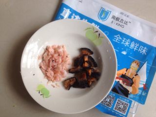 1、海鲜炒饭,磷虾和红极参从冰箱冷冻层取出，红极参切小粒