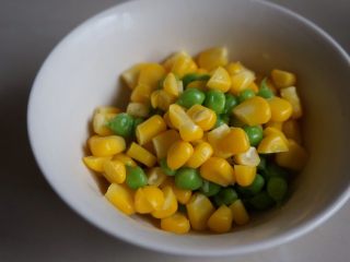 3、海鲜炒饭,水煮玉米粒和豌豆4分钟左右，捞起来备用