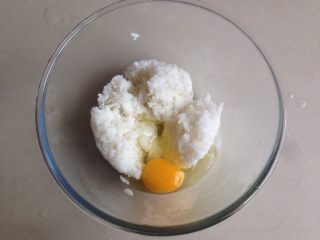 4、海鲜炒饭,剩米饭搅散开，加入鸡蛋