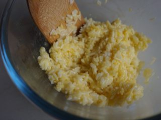 5、海鲜炒饭,拌匀开来，使每一粒米饭都沾上蛋液