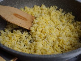 7、海鲜炒饭,快速推炒，炒至米饭水分收干，关火