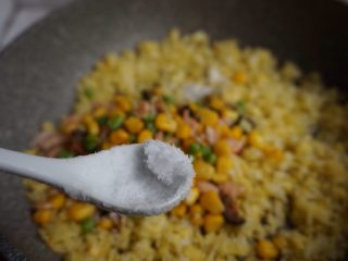 11、海鲜炒饭,加入盐和胡椒粉翻炒