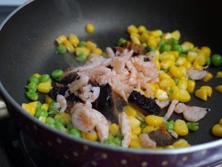 9、海鲜炒饭,再导入磷虾和红极参，加入一点点酒翻炒片刻