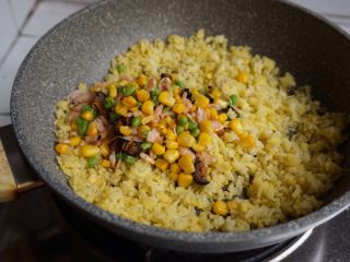 10、海鲜炒饭,将炒好的食材倒入米饭中