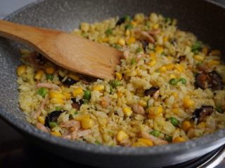 12、海鲜炒饭,最后加入少量生抽炒几下