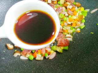 5、香到流口水的香菇腊肠焖饭,两勺生抽。