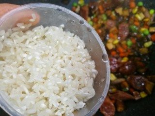 8、香到流口水的香菇腊肠焖饭,加一勺清洗好的米。
