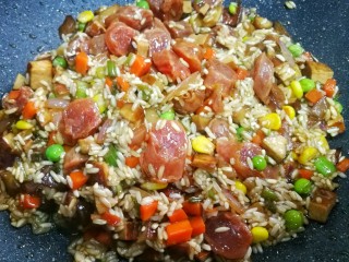 9、香到流口水的香菇腊肠焖饭,翻炒均匀。