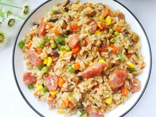 13、香到流口水的香菇腊肠焖饭,盛碗。