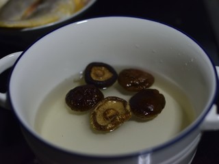2、寻鲜记——雪菜黄鱼面,香菇温水泡发后洗净。