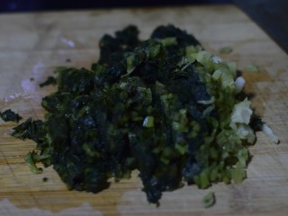 3、寻鲜记——雪菜黄鱼面,雪菜洗净,切碎。