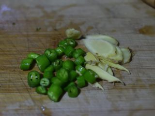 4、寻鲜记——雪菜黄鱼面,辣椒切小圈,姜蒜切片。