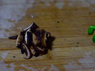 5、寻鲜记——雪菜黄鱼面,香菇切丝。