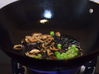 6、寻鲜记——雪菜黄鱼面,开油锅,下1汤匙油,烧热后先下香菇、辣椒翻炒。