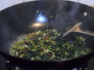 7、寻鲜记——雪菜黄鱼面,下咸菜,并加糖翻炒。