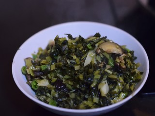 8、寻鲜记——雪菜黄鱼面,加1汤匙水后加盖,煮至汤水略干,盛起备用。