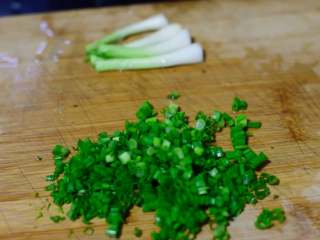 9、寻鲜记——雪菜黄鱼面,葱切出葱白,葱绿切小圈。