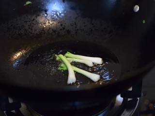 11、寻鲜记——雪菜黄鱼面,先小火煎香葱白。