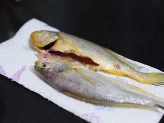 10、寻鲜记——雪菜黄鱼面,另起干净油锅,加2汤匙油。等油热的时候,将鱼用厨房用纸吸干水。