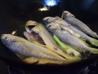 12、寻鲜记——雪菜黄鱼面,鱼下油锅煎至定型(可以滑动),中途不要翻面。