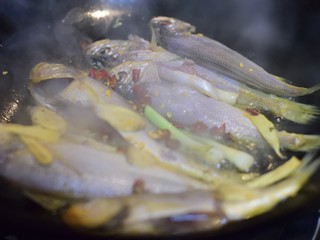 13、寻鲜记——雪菜黄鱼面,下姜片、料酒,看个人喜好可再加些辣椒。